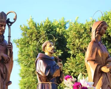 Las fiestas de las Norias de Daza llegan a su fin con la celebración de la Misa y la Procesión de la Virgen María, San Indalecio y San Francisco de Asís.