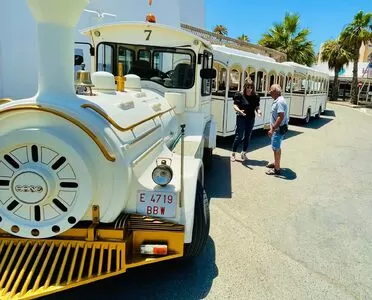Un tren turístico recorre Almerimar durante los meses de verano para dar a conocer los rincones con más encanto