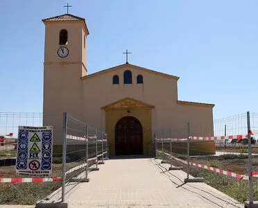 Obras de adecuación de espacios urbanos en la Plaza de la Iglesia de Guardias Viejas y zona verde en el barrio de las 40 viviendas 