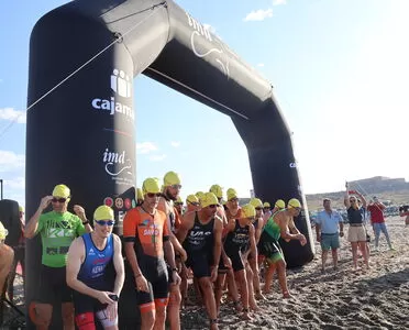 La costa de El Ejido ha acogido la tercera edición del Triatlón de Guardias Viejas