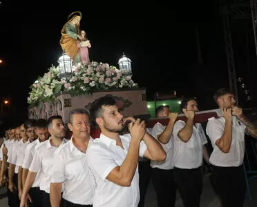 La multitudinaria procesión de Santa Ana culmina las fiestas de Tarambana, Cuatro Vientos y El Campero
