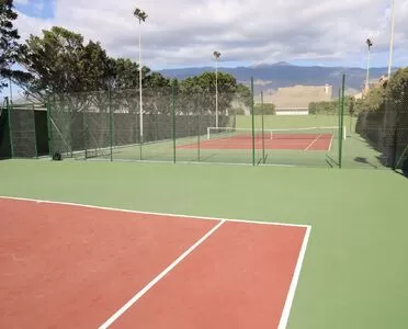 Las pistas deportivas municipales del Club de Tenis ya lucen nuevo pavimento, vallado y más puertas de acceso