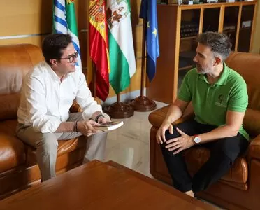 El autor Raúl Javier Fernández presenta al alcalde su nueva novela ‘La Primera Navidad’ de Las Crónicas de Sant Claus