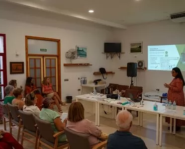El Ejido celebra el Día Internacional de las Personas de Edad con charlas informativas, salidas culturales y un maratón de baile
