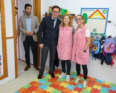 El alcalde Francisco Góngora felicita a la directora de la Escuela Infantil Municipal de San Agustín que se jubila tras 30 años vinculada al centro
